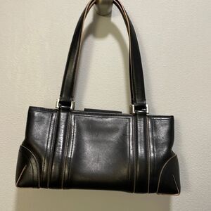 Ellen Tracy woman’s black over the shoulder purse